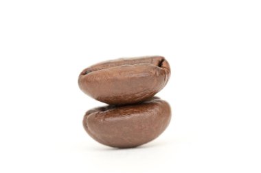 İki Kahve fasulye kavrulmuş arabica beyaz arka plan üzerinde izole