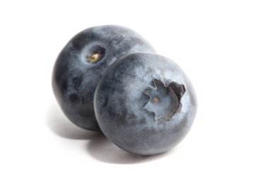 Yaban mersini beyaz arka planda izole edilmiş. İki parça.