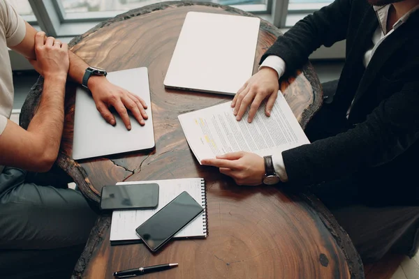 Zakenlieden Bespreken Deal Gaan Een Contract Aan Handen Contract Telefoons — Stockfoto