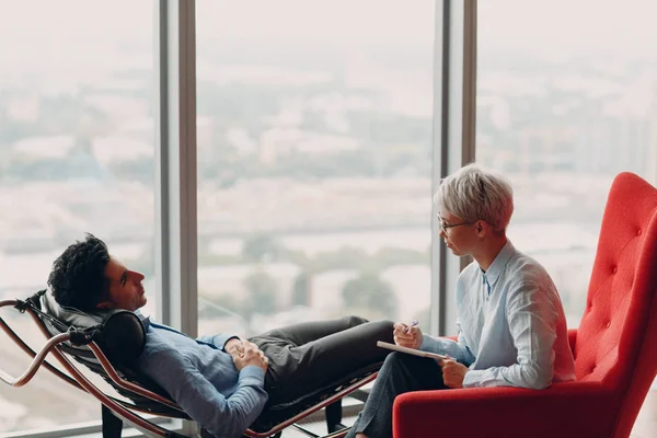 Consultatie Van Jonge Mannelijke Patiënt Bank Bij Receptie Voor Psycholoog — Stockfoto