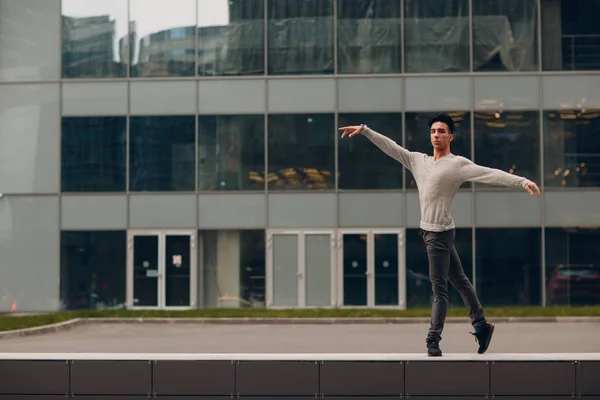 Joven Bailarín Ballet Masculino Sobre Fondo Edificio Danza Exterior —  Fotos de Stock