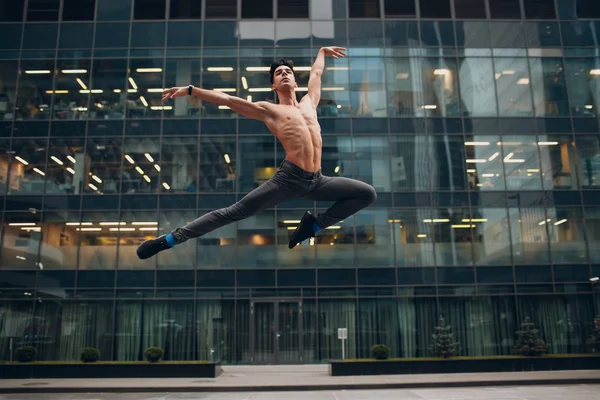 Joven Bailarín Ballet Saltando Sobre Fondo Edificio Danza Exterior —  Fotos de Stock