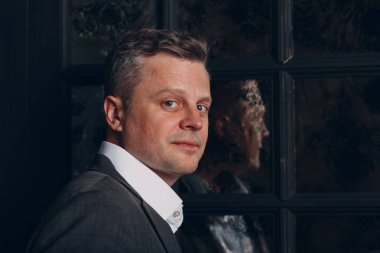 Sıkı gri takım elbiseli bir işadamının portre profili. İş ve başarı kavramı.