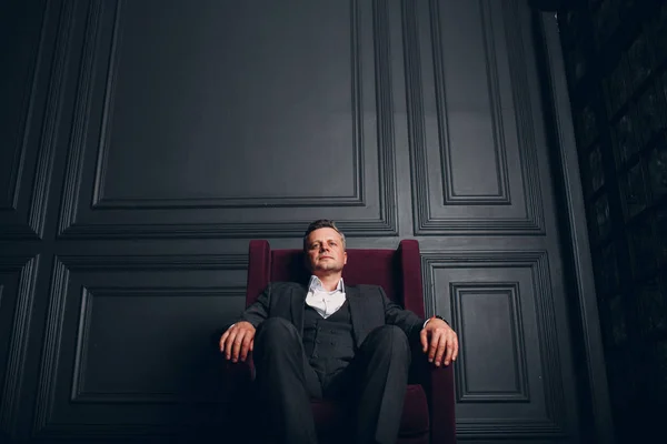Porträt Eines Sitzenden Geschäftsmannes Streng Grauen Anzug Und Bunten Bunten — Stockfoto