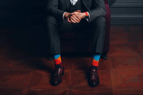 Porträt Eines Geschäftsmannes Streng Grauem Anzug Und Bunten Bunten Socken — Stockfoto