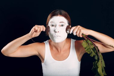 Makyaj yapan genç kadın, pancar ve makyajla yüzü kızarıyor. Nasıl kavram makyaj yapmak değil.