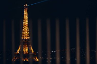 Arc de Triomphe'den Eyfel Kulesi'nin gece manzarası