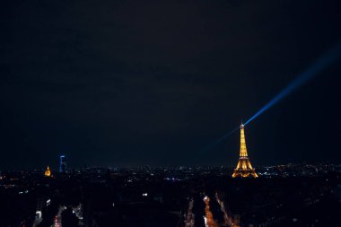 Arc de Triomphe'den Eyfel Kulesi'nin gece manzarası