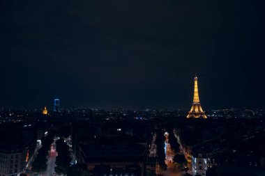 Arc de Triomphe'den Eyfel Kulesi'nin gece manzarası