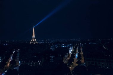 Arc de Triomphe'den Eyfel Kulesi'nin gece manzarası