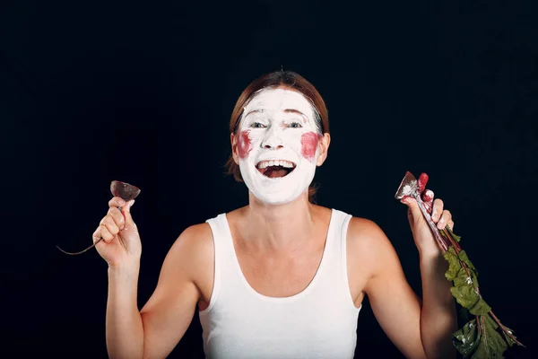 化粧をする若い女性は ビートとメイクで顔をペイントします 概念を構成しない方法 — ストック写真