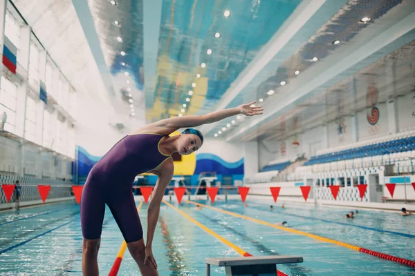 Junge Schwimmerin Wärmt Sich Vor Schwimmen Schwimmbad Auf — Stockfoto