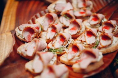 Tabakta yiyecek ve atıştırmalıklar var. Yemek konsepti.