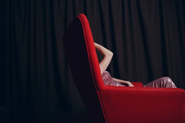 Женщина Сидящая Красном Кресле — стоковое фото