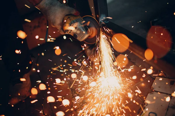 Hantverkare Sågar Metall Med Tallrikssåg Verkstad — Stockfoto