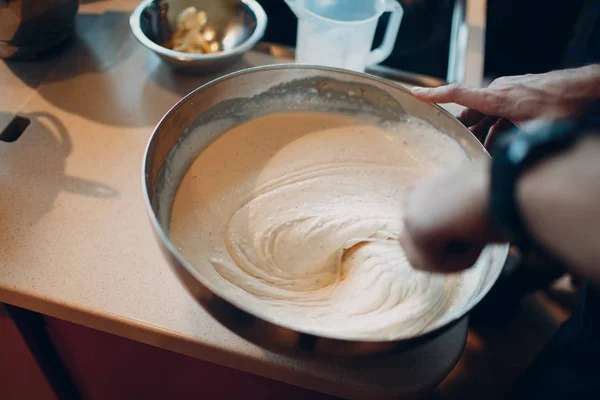 Mano Agita Sustancia Blanca Masa Salsa Postre Tazón — Foto de Stock