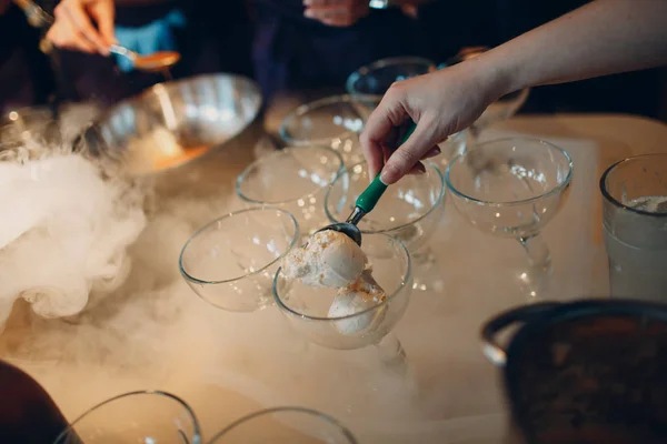 Gente Pone Helado Los Cremas — Foto de Stock