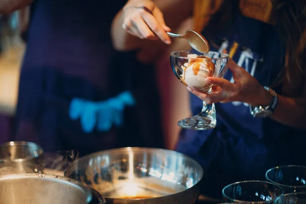 Gente Pone Helado Los Cremas — Foto de Stock