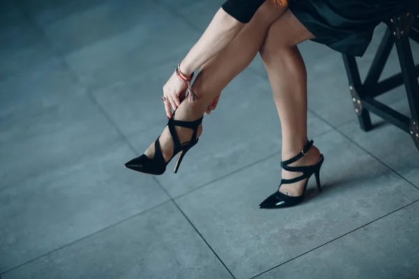 Güzel Bacakları Olan Kadın Ayakkabılarını Giyer — Stok fotoğraf