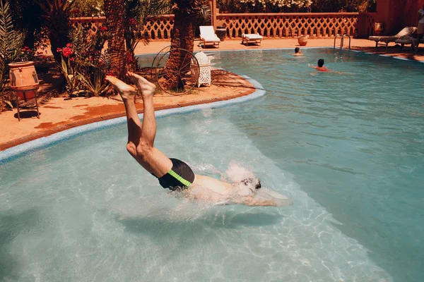 Orang Berenang Dan Bermain Kolam Renang Dekat Hotel Konsep Pariwisata — Stok Foto