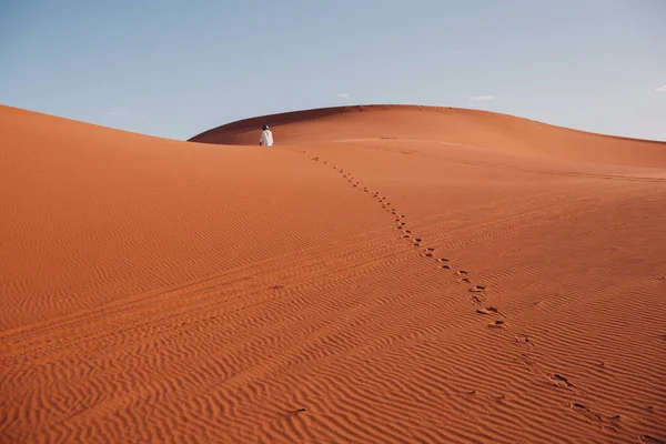 Hombre Camina Por Desierto Dejando Una Cadena Huellas — Foto de Stock