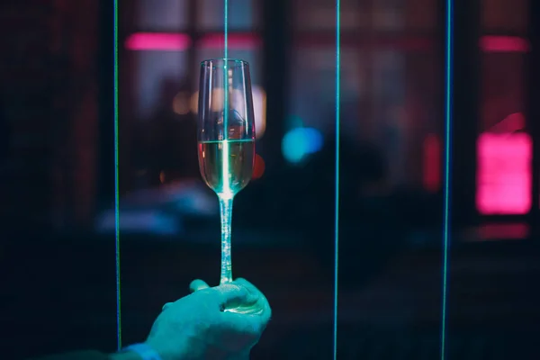 Ποτήρια Ένα Ποτό Στο Φως Λέιζερ Ενός Νυχτερινού Κλαμπ — Φωτογραφία Αρχείου