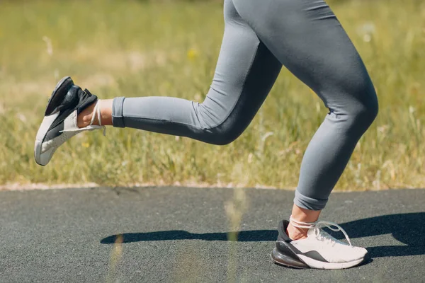 Koşu ayakkabılı koşucu kadın spor bacaklı kadına yakın çekim. Kadın koşusu. — Stok fotoğraf