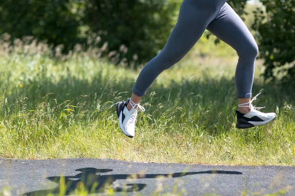 Koşu ayakkabılı koşucu kadın spor bacaklı kadına yakın çekim. Kadın koşusu. — Stok fotoğraf