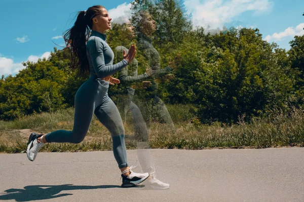 Running girl no parque da cidade. Jovem corredor mulher jogging ao ar livre. Imagem de exposição múltipla na câmara . — Fotografia de Stock