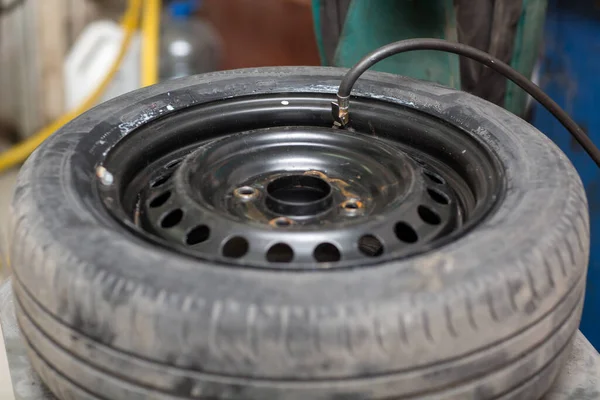 Mechanic changing car tire fitting. Wheel tyre repairing. Wheel inflation — Stock fotografie