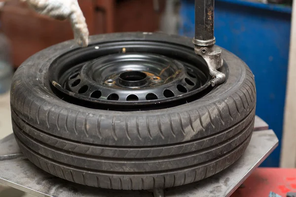 Mecánico Cambiando Montaje Neumáticos Del Coche Reparación Neumáticos Rueda —  Fotos de Stock