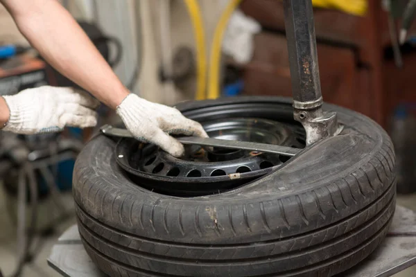 Mecánico Cambiando Montaje Neumáticos Del Coche Reparación Neumáticos Rueda —  Fotos de Stock