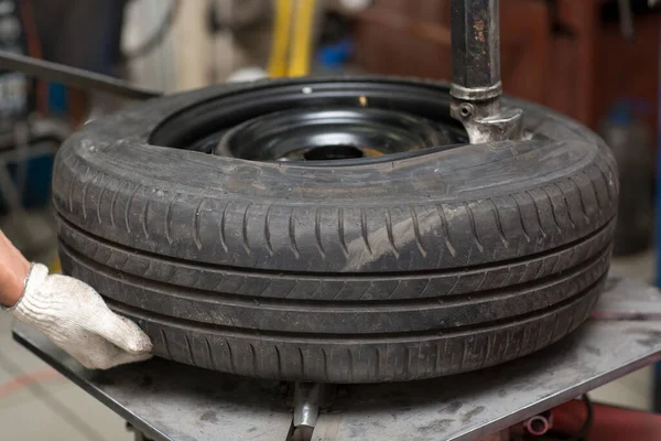 Tamirci Araba Lastiği Ayarını Değiştiriyor Tekerlek Tamir Ediliyor — Stok fotoğraf