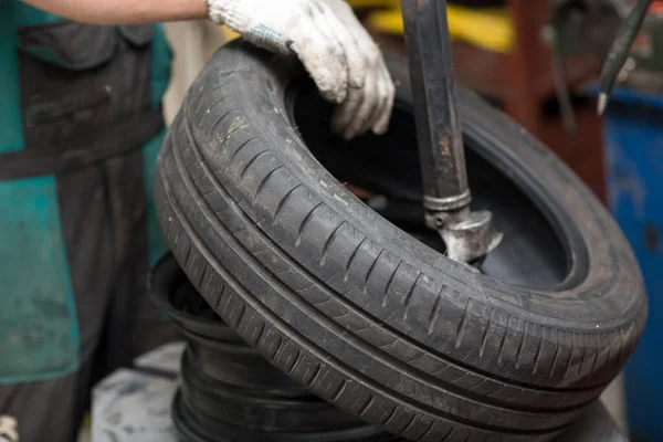 Mekaniker Byter Däckmontering Reparation Hjuldäck — Stockfoto