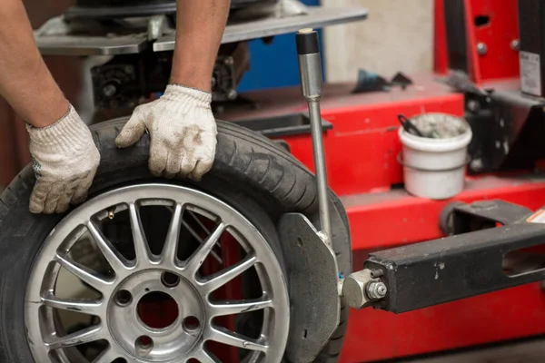 機械的な変更車のタイヤのフィッティング ホイールタイヤの修理 — ストック写真