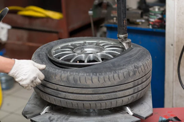 Mecánico Cambiando Montaje Neumáticos Del Coche Reparación Neumáticos Rueda —  Fotos de Stock