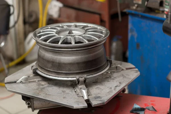 Mekaniker Byter Däckmontering Reparation Hjuldäck — Stockfoto