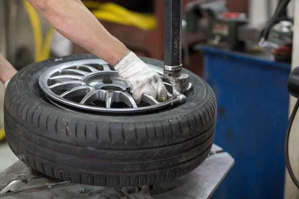 Mechaniker Wechseln Autoreifen Reparatur Von Rädern — Stockfoto