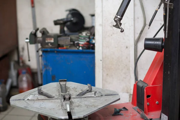 Machine Changing Car Tire Fitting Wheel Tyre Repairing — Stockfoto