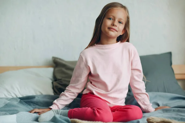 Retrato Sonriente Una Niña Sentada Cama — Foto de Stock