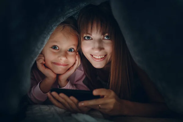 Young Adult Mother Little Child Daughter Using Mobile Phone Together Stok Gambar Bebas Royalti