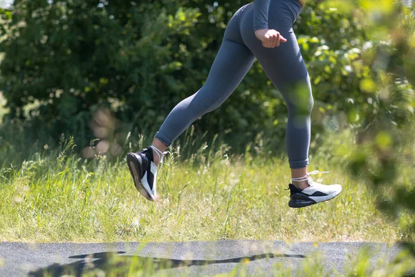 Koşu ayakkabılı koşucu kadın spor bacaklı kadına yakın çekim. Kadın koşusu. — Stok fotoğraf