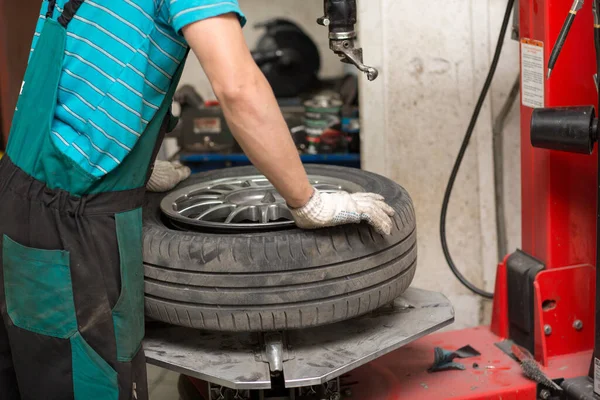 Mechanic man changing car tire fitting. Wheel tyre repairing. — Stok Foto