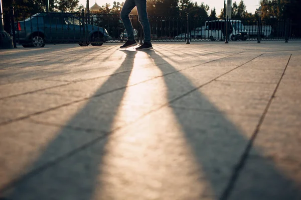 街中の歩行者の足と影 — ストック写真