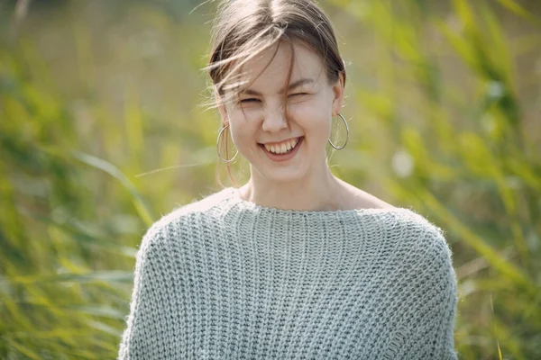 Bella sorridente giovane donna ritratto all'aperto nel parco in estate . — Foto Stock