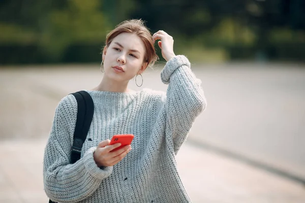 Красивая молодая женщина с мобильным телефоном на открытом воздухе в парке летом . — стоковое фото