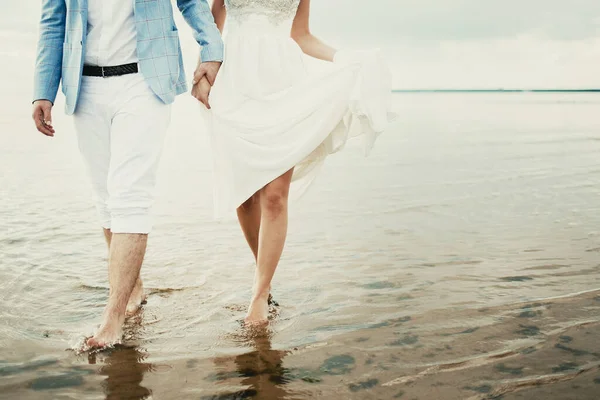 Casamento casal andando na costa do mar. Feliz nova família . — Fotografia de Stock