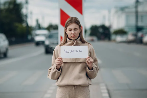 Frau hält weißes Blatt Papier mit der Aufschrift Depression in der Hand. — Stockfoto