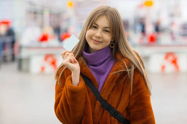 Joven mujer tiene tarjeta de crédito en las manos . — Foto de Stock