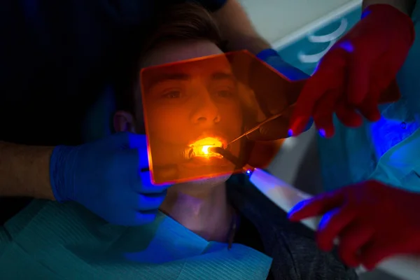 Odontología. Clínica dental. Doctor y paciente. Salud de los dientes. — Foto de Stock